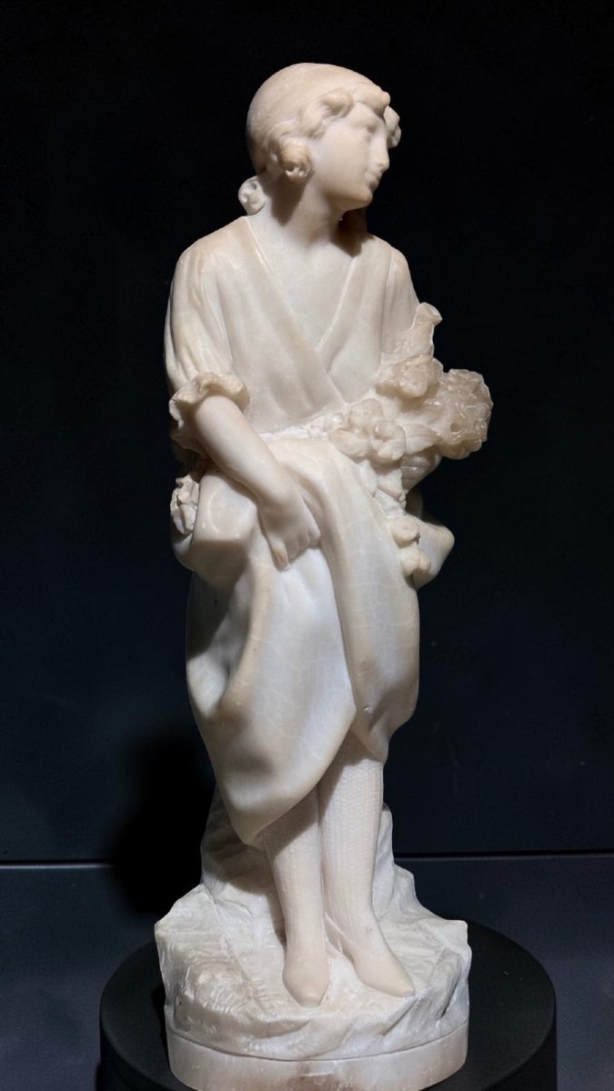 Statua raffigurante una giovane fanciulla con dei fiori in mano, Gory-photo-3