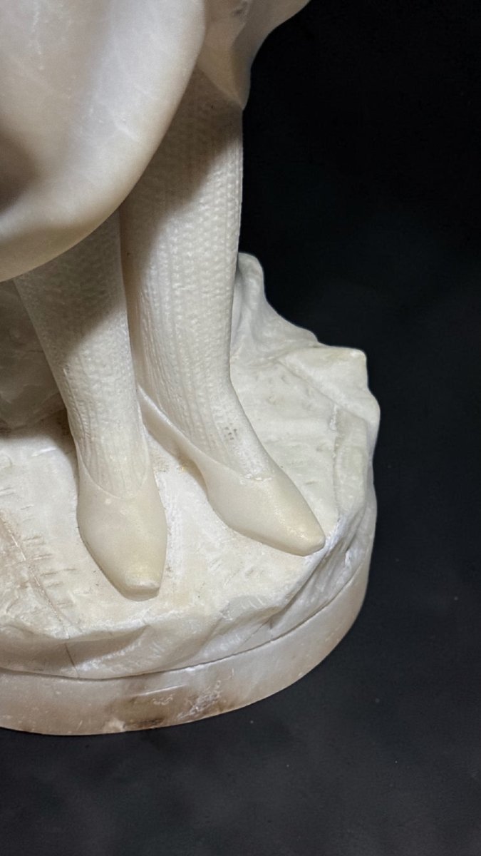 Statua raffigurante una giovane fanciulla con dei fiori in mano, Gory-photo-4