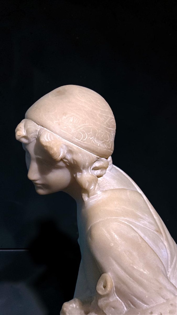 Statua raffigurante una giovane fanciulla con dei fiori in mano, Gory-photo-8