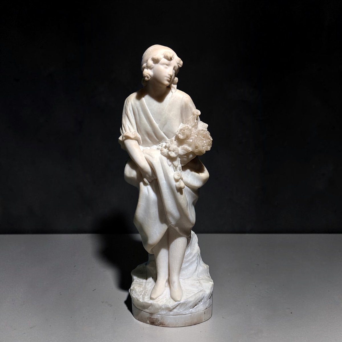 Statua raffigurante una giovane fanciulla con dei fiori in mano, Gory