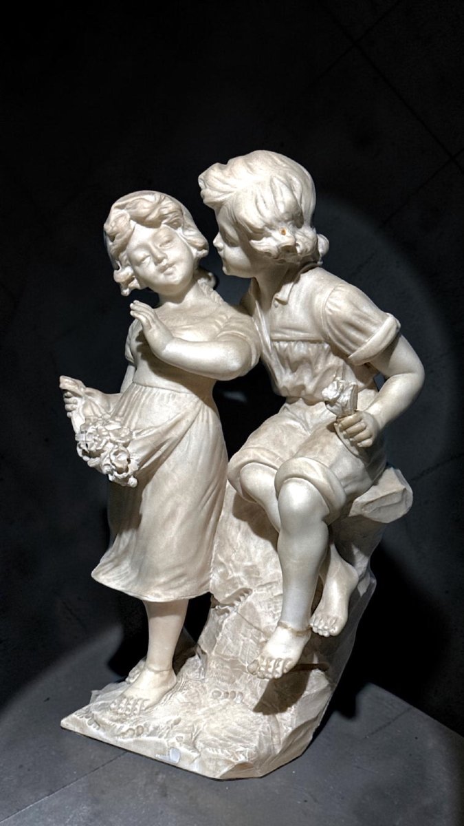 Statua raffigurante una giovane coppia di fanciulli -photo-1