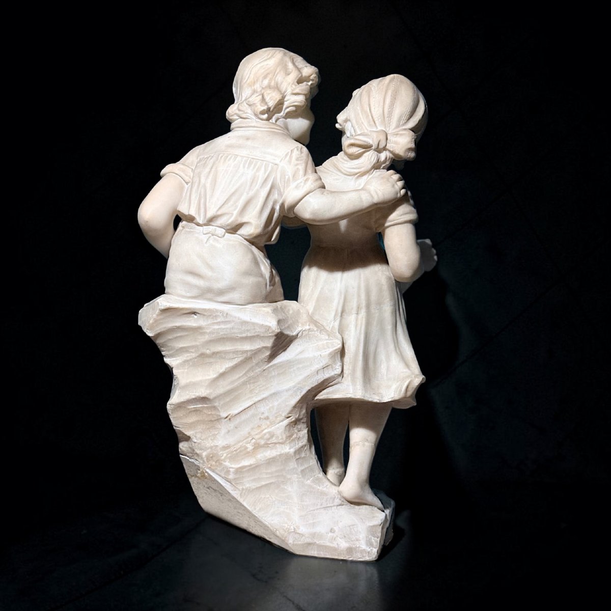 Statua raffigurante una giovane coppia di fanciulli -photo-5