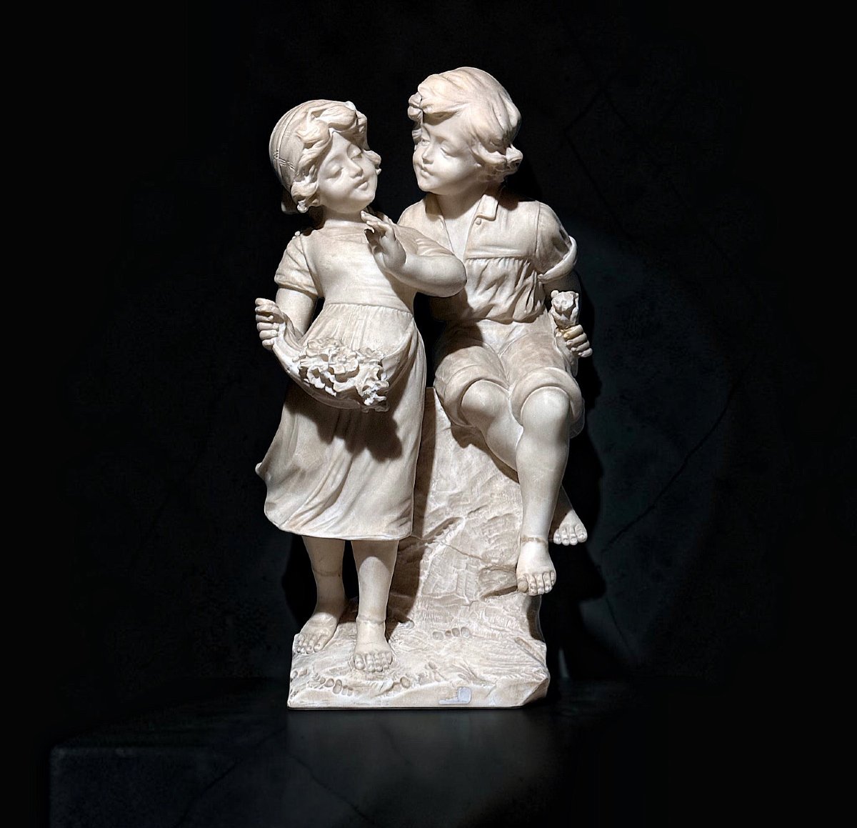 Statua raffigurante una giovane coppia di fanciulli 