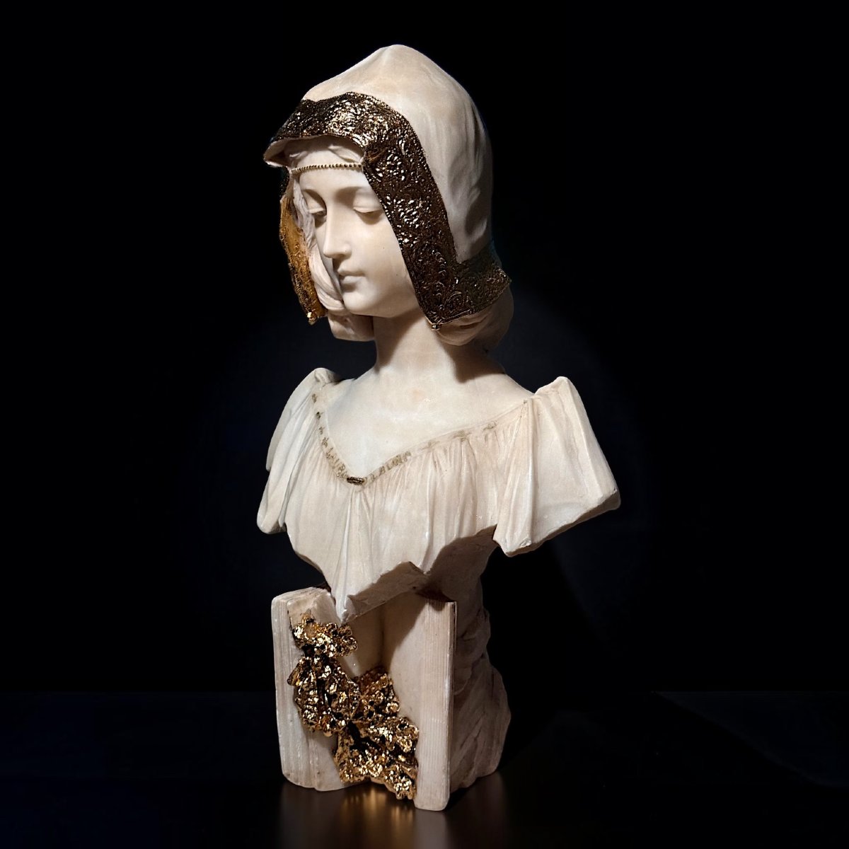 Busto raffigurante "Laura" del maestro scultore Pietro Bazzanti, Marmo e Oro in foglie -photo-2