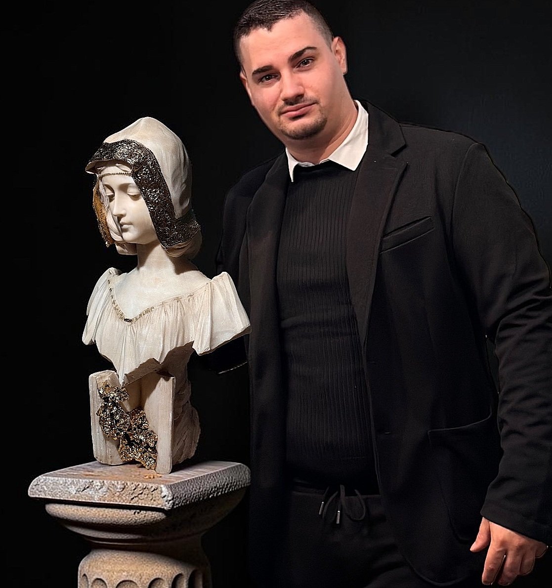 Busto raffigurante "Laura" del maestro scultore Pietro Bazzanti, Marmo e Oro in foglie -photo-3