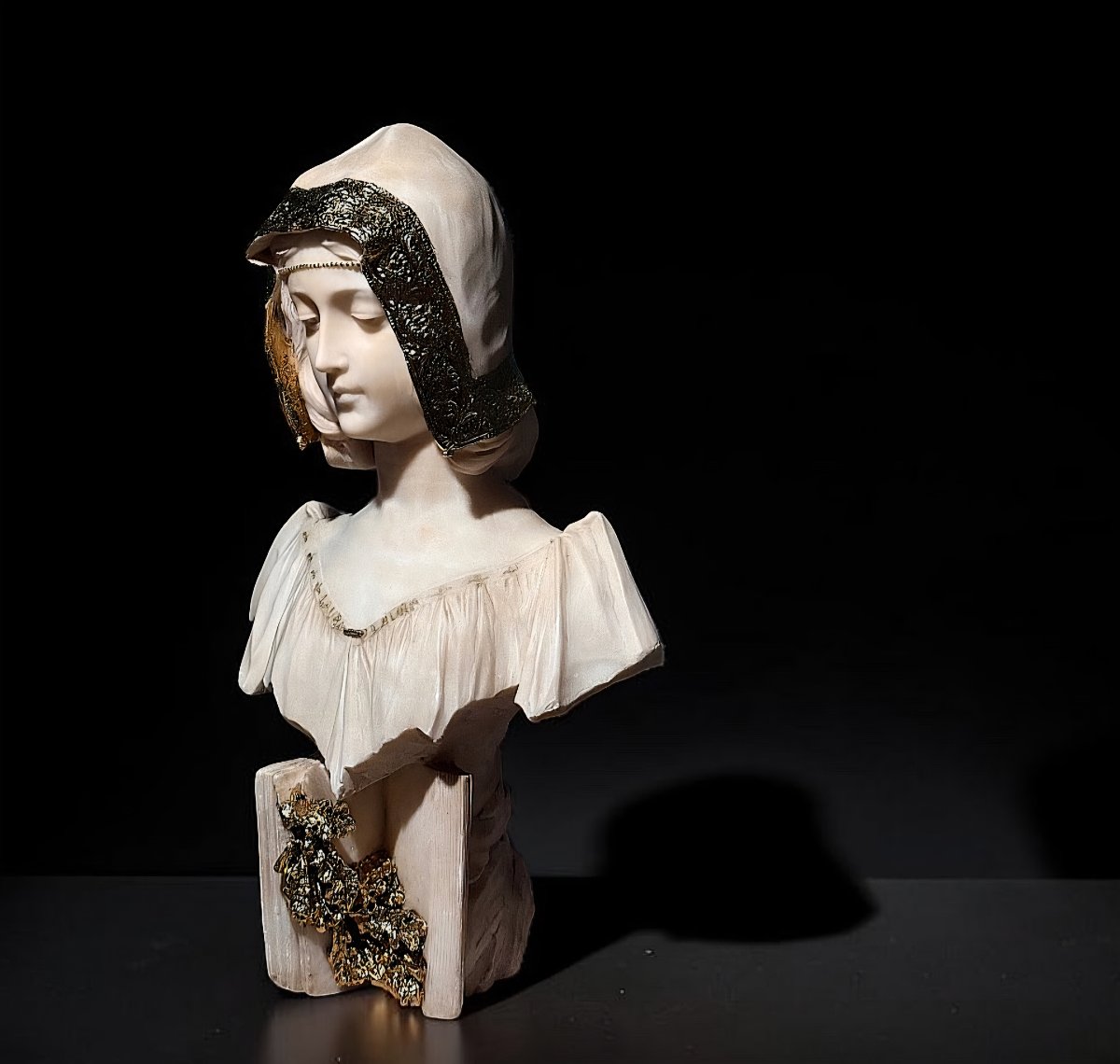 Busto raffigurante "Laura" del maestro scultore Pietro Bazzanti, Marmo e Oro in foglie 
