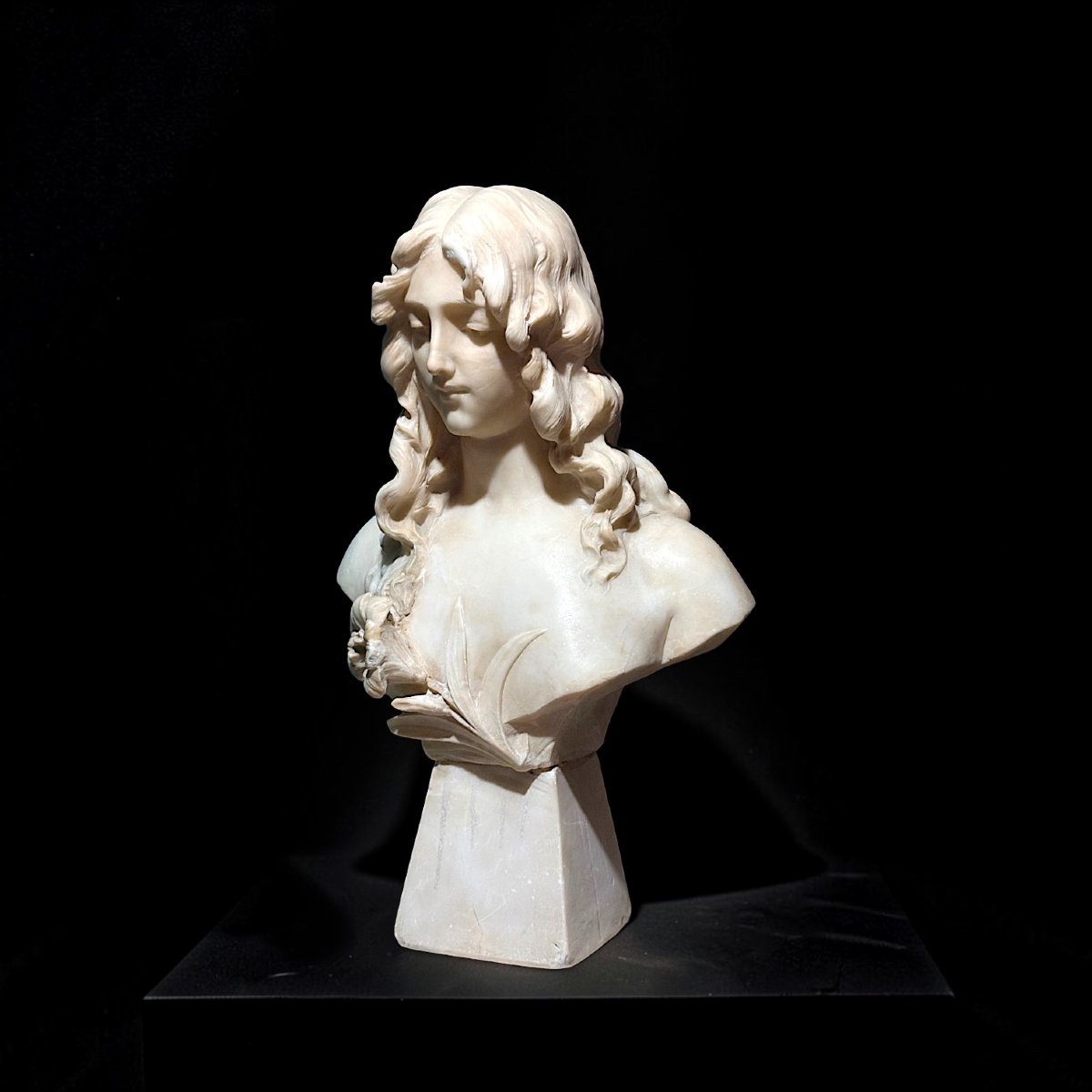 Busto raffigurante una giovane fanciulla con una rosa -photo-3