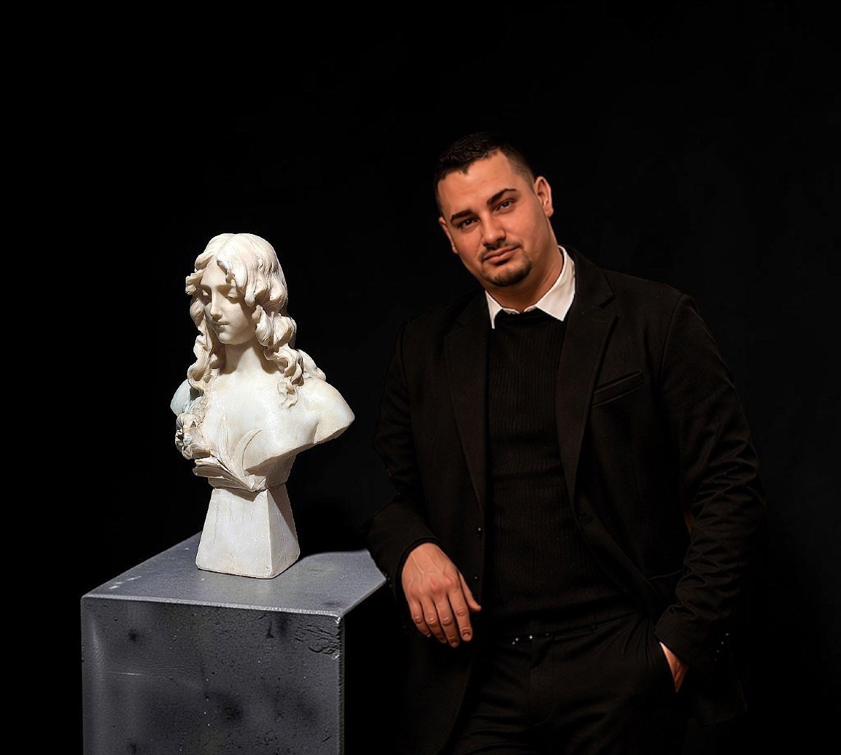 Busto raffigurante una giovane fanciulla con una rosa -photo-1