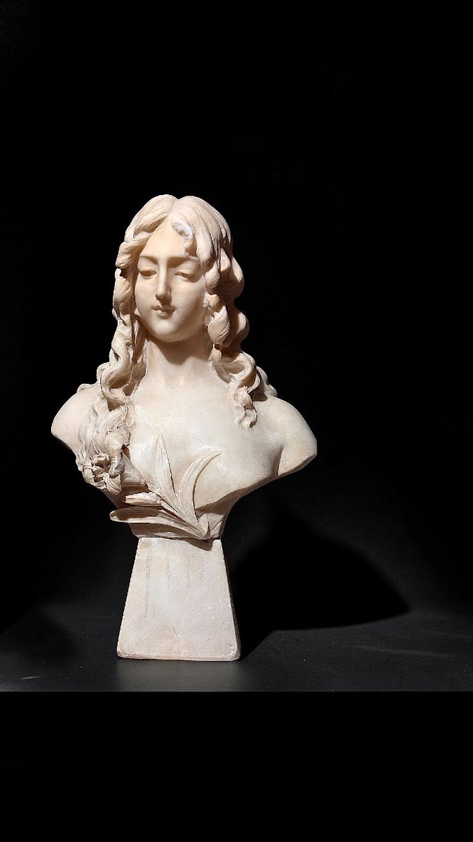 Busto raffigurante una giovane fanciulla con una rosa 