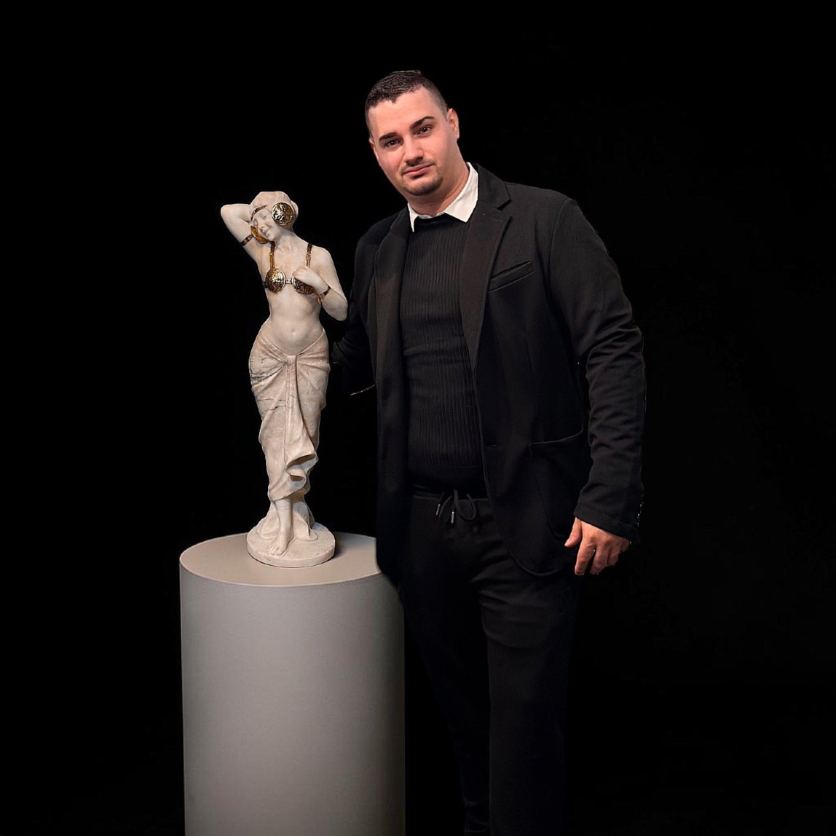 Statua giovane fanciulla danzatrice orientale con decorazioni in oro, Marmo Carrara -photo-2