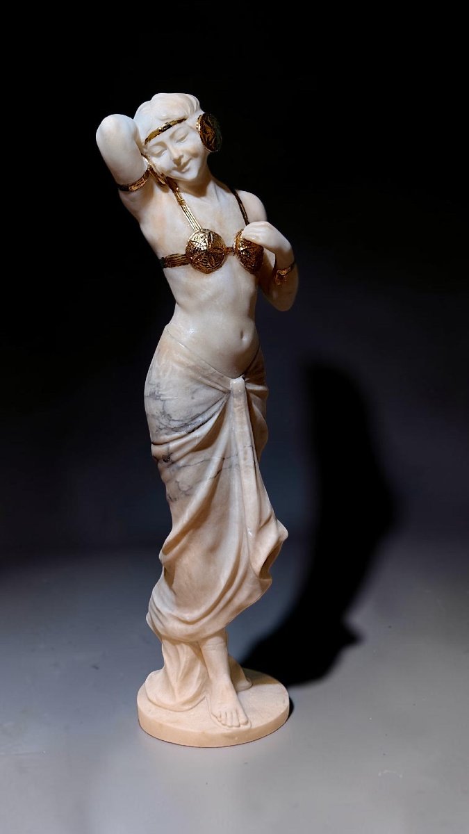 Statua giovane fanciulla danzatrice orientale con decorazioni in oro, Marmo Carrara -photo-1