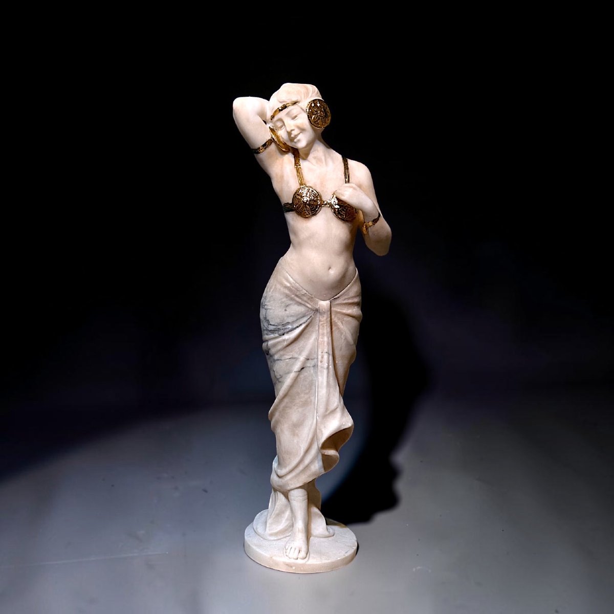 Statua giovane fanciulla danzatrice orientale con decorazioni in oro, Marmo Carrara -photo-2