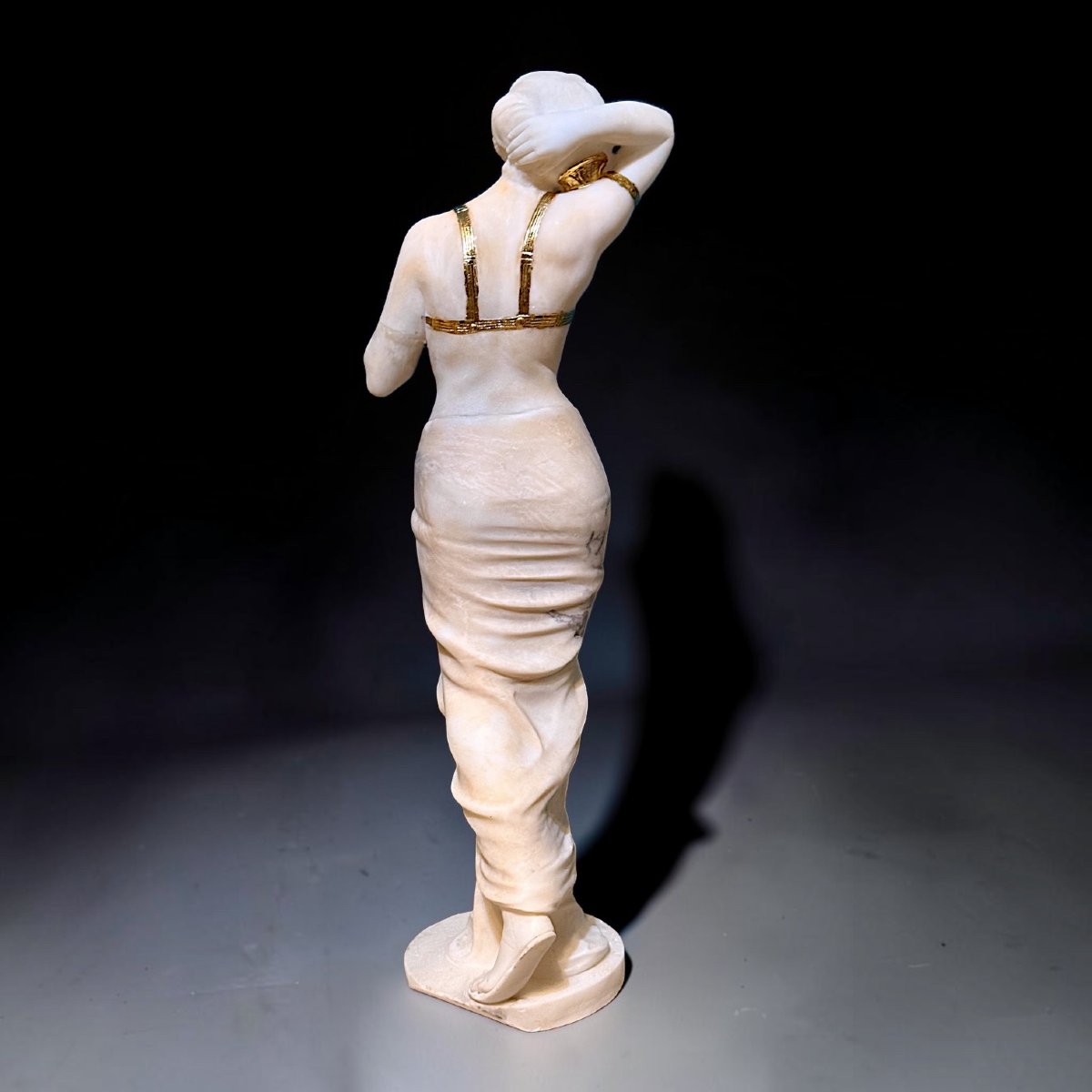 Statua giovane fanciulla danzatrice orientale con decorazioni in oro, Marmo Carrara -photo-7
