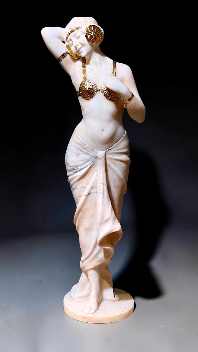 Statua giovane fanciulla danzatrice orientale con decorazioni in oro, Marmo Carrara 