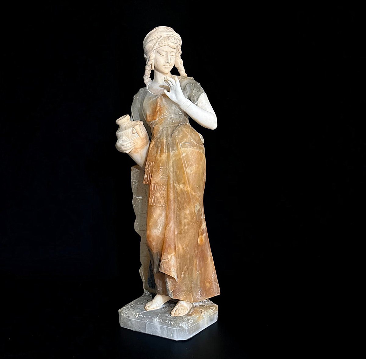 Statua raffigurante una giovane fanciulla sorridente con una Brocca, in Onice e Marmo -photo-3