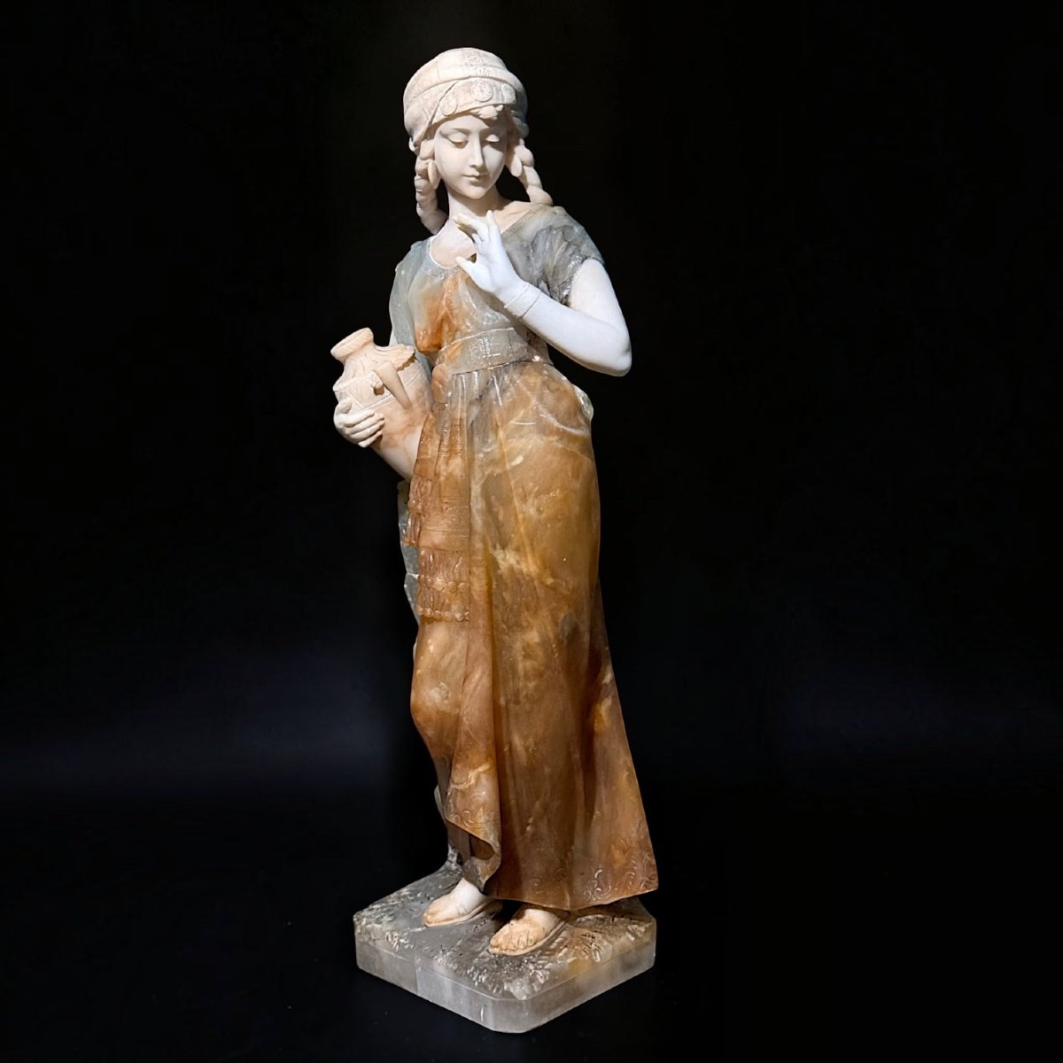 Statua raffigurante una giovane fanciulla sorridente con una Brocca, in Onice e Marmo -photo-4