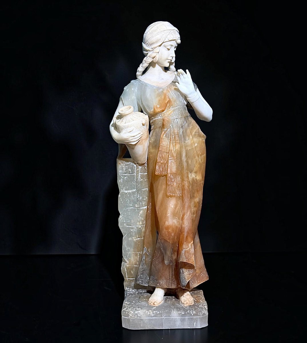 Statua raffigurante una giovane fanciulla sorridente con una Brocca, in Onice e Marmo 
