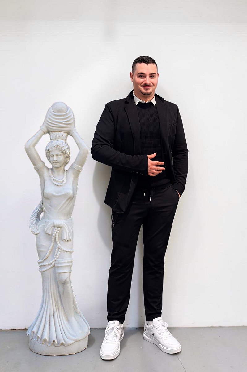 Statua raffigurante una giovane fanciulla sorridente con una brocca in mano, Marmo Bianco -photo-2