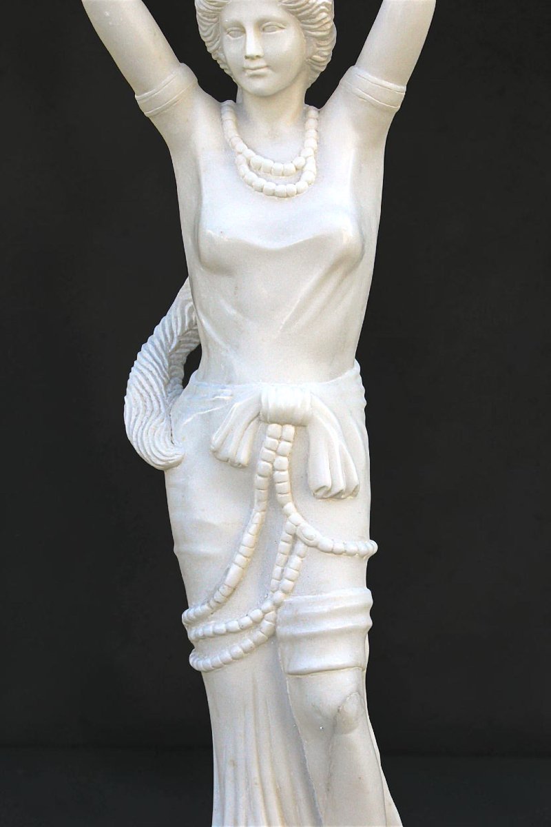 Statua raffigurante una giovane fanciulla sorridente con una brocca in mano, Marmo Bianco -photo-1