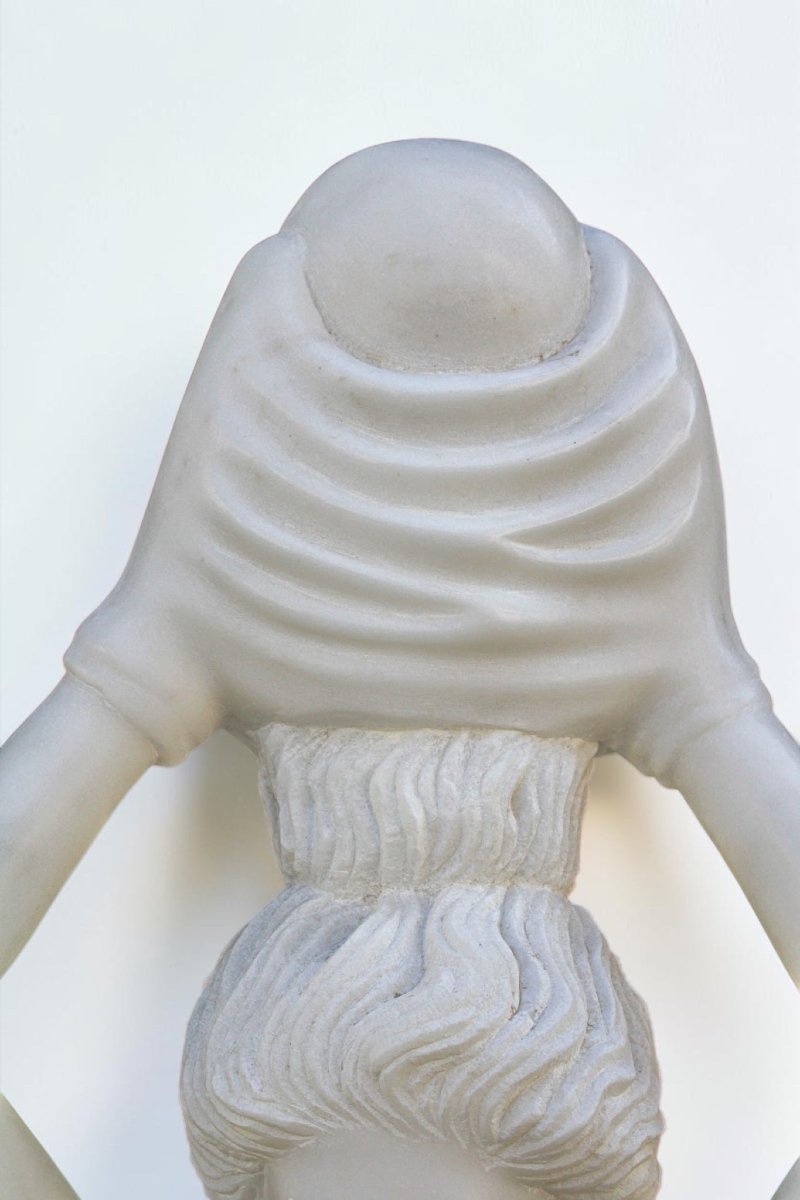 Statua raffigurante una giovane fanciulla sorridente con una brocca in mano, Marmo Bianco -photo-2