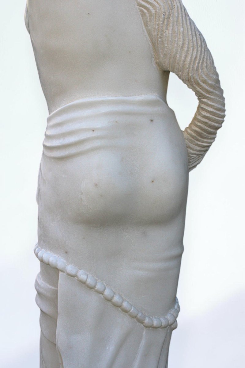 Statua raffigurante una giovane fanciulla sorridente con una brocca in mano, Marmo Bianco -photo-3