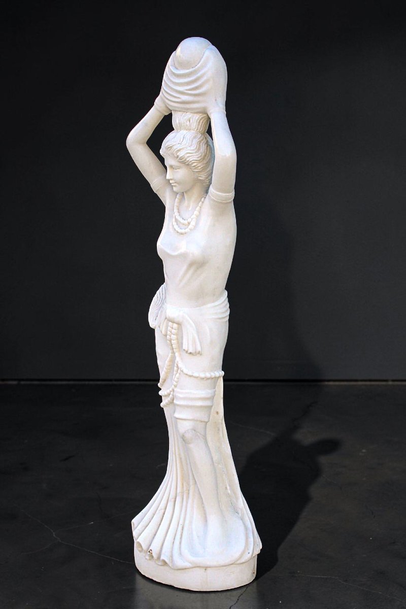 Statua raffigurante una giovane fanciulla sorridente con una brocca in mano, Marmo Bianco 