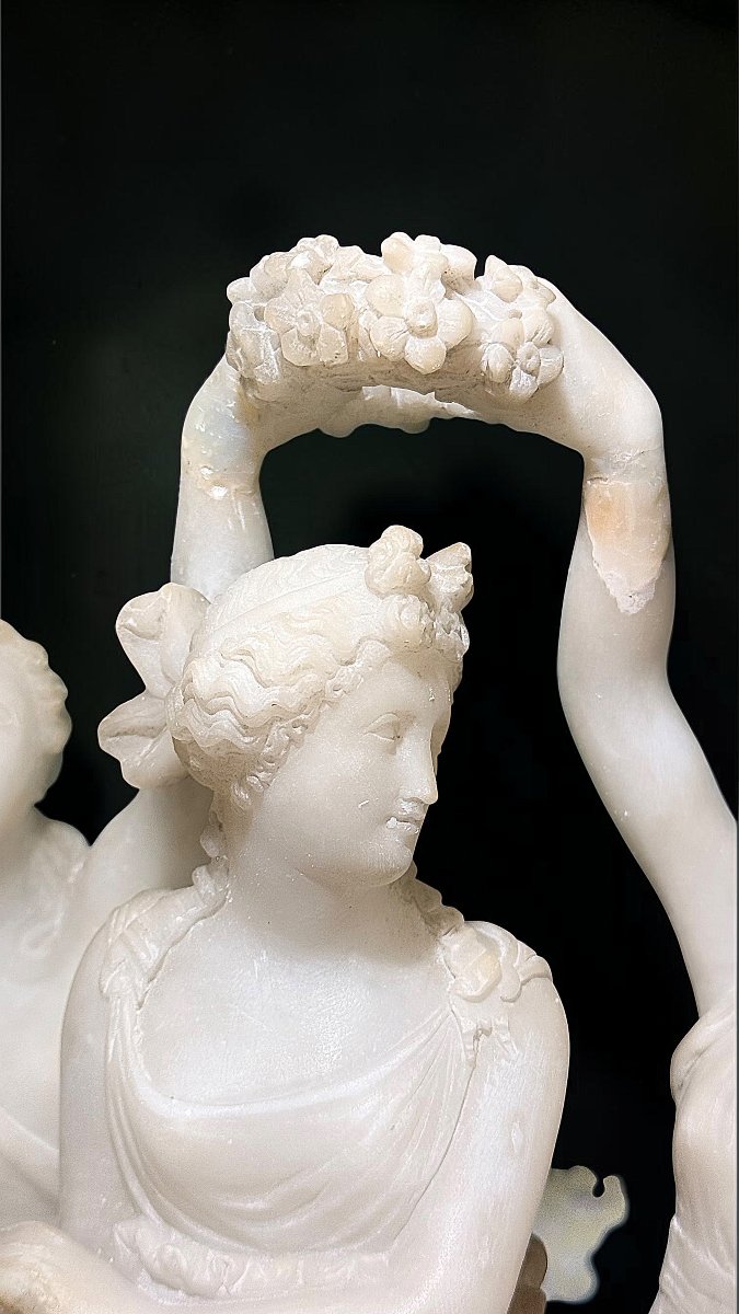 Scultura neoclassica raffigurante Le Tre Grazie (o Cariti) della mitologia greca-photo-1
