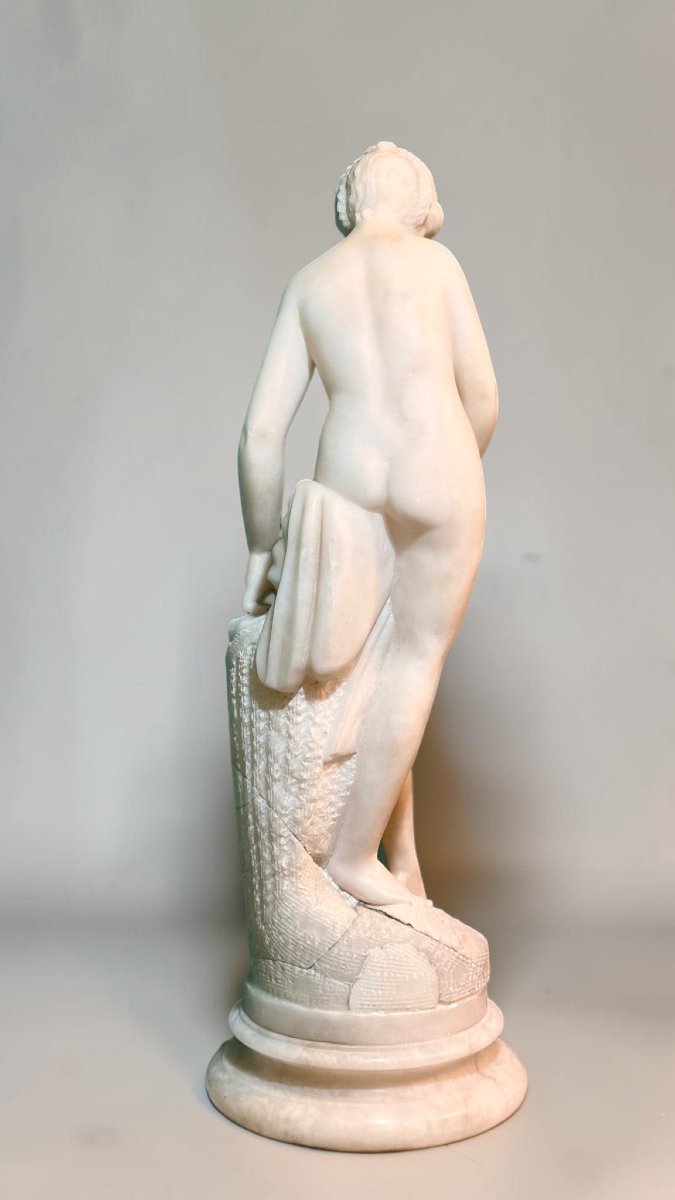 Statua raffigurante una giovane fanciulla nuda -photo-1