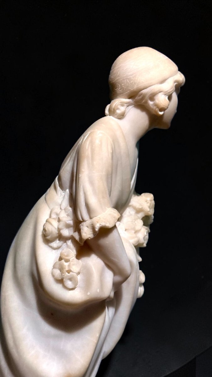 Statua raffigurante una bambina con fiori -photo-2