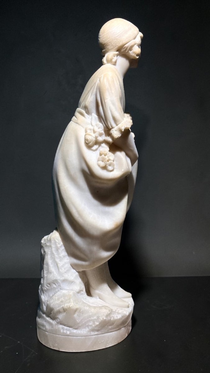 Statua raffigurante una bambina con fiori -photo-5