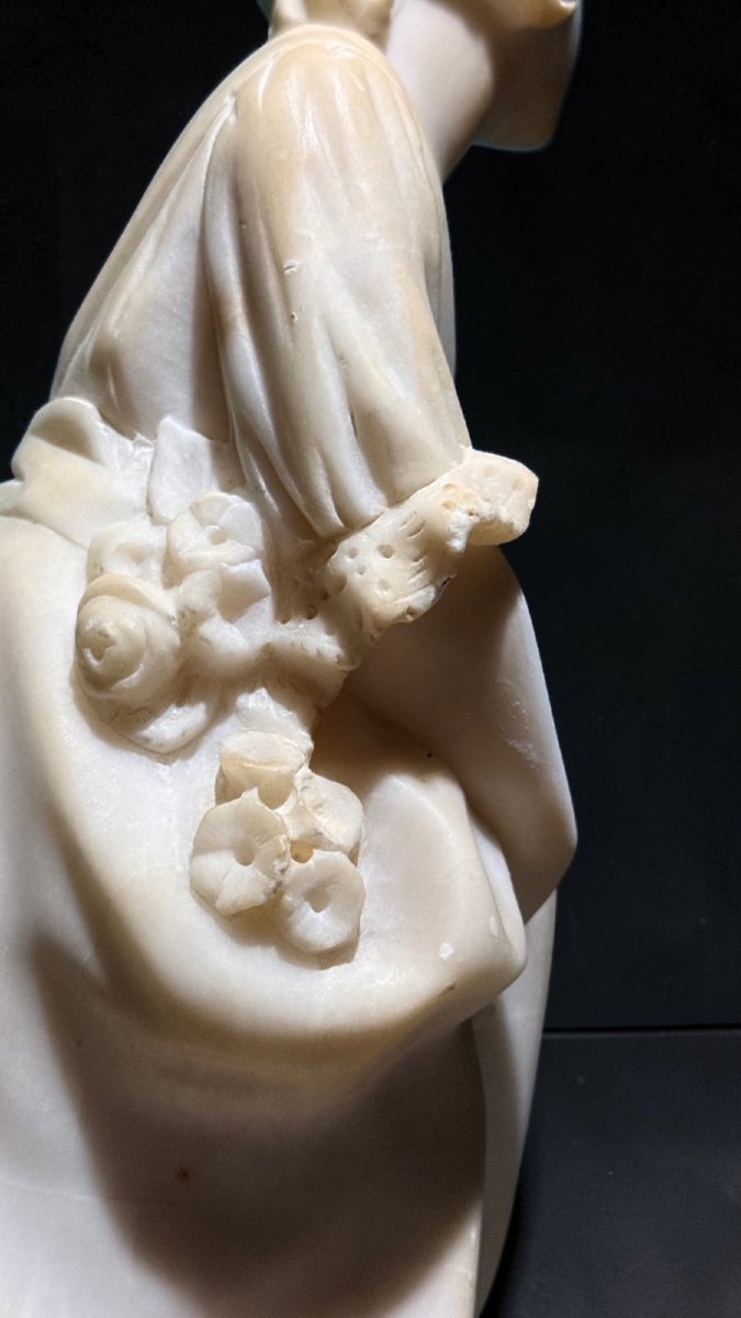Statua raffigurante una bambina con fiori -photo-8