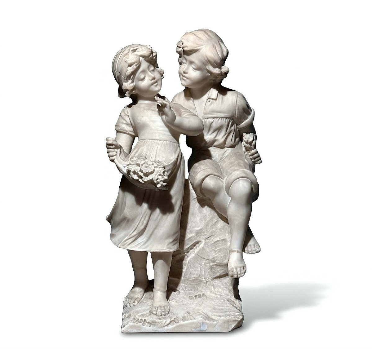 Statua raffigurante una giovane coppia di fanciulli 