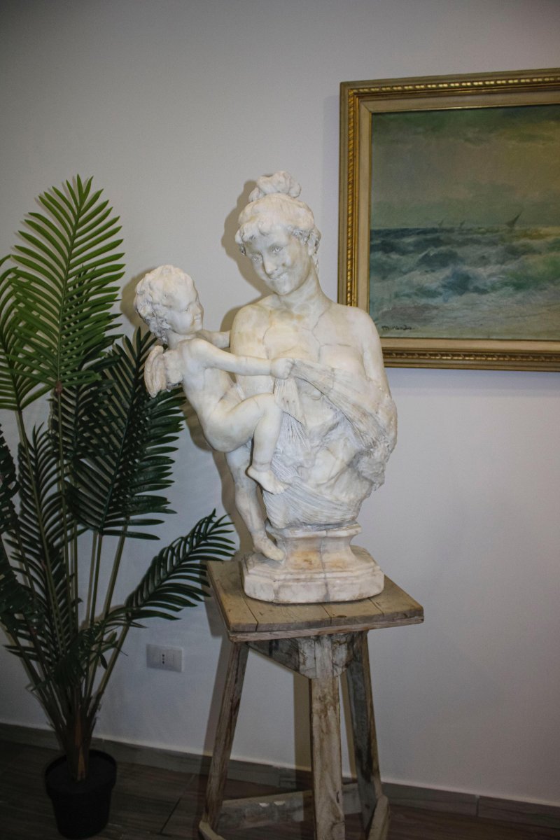 Statua fanciulla con Eros in Marmo Bianco Statuario di Carrara -photo-1