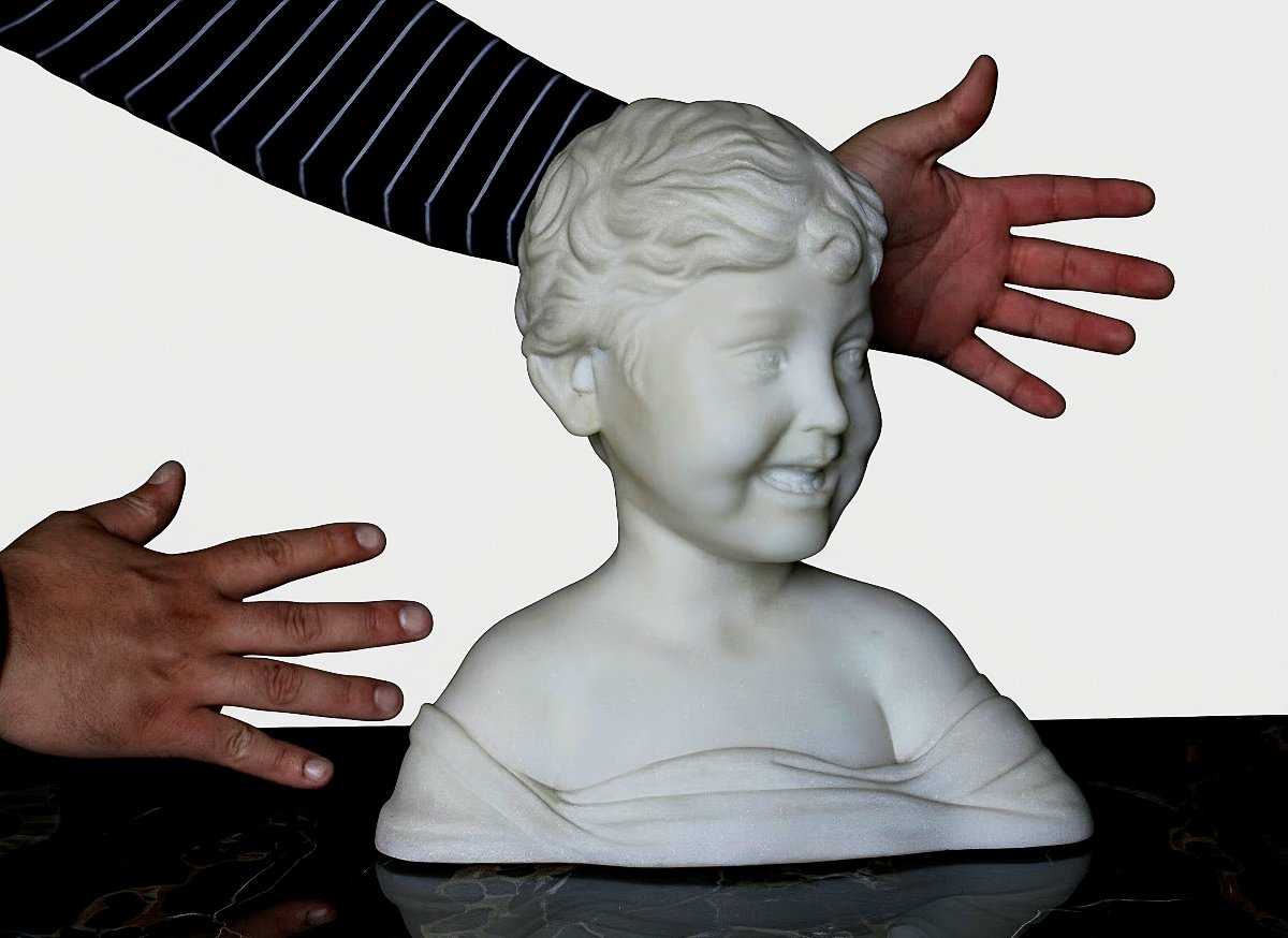 Busto raffigurante un Fanciullo Sorridente in Marmo Bianco Statuario di Carrara -photo-2