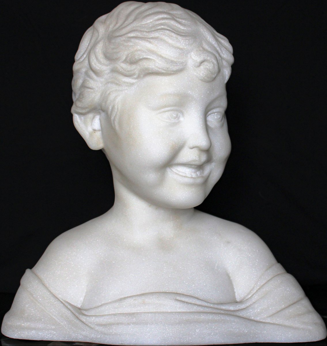 Busto raffigurante un Fanciullo Sorridente in Marmo Bianco Statuario di Carrara -photo-1