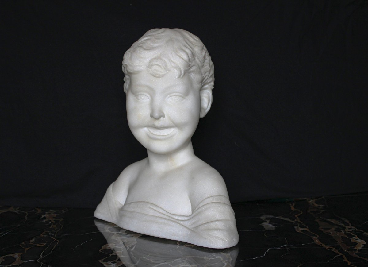Busto raffigurante un Fanciullo Sorridente in Marmo Bianco Statuario di Carrara -photo-2