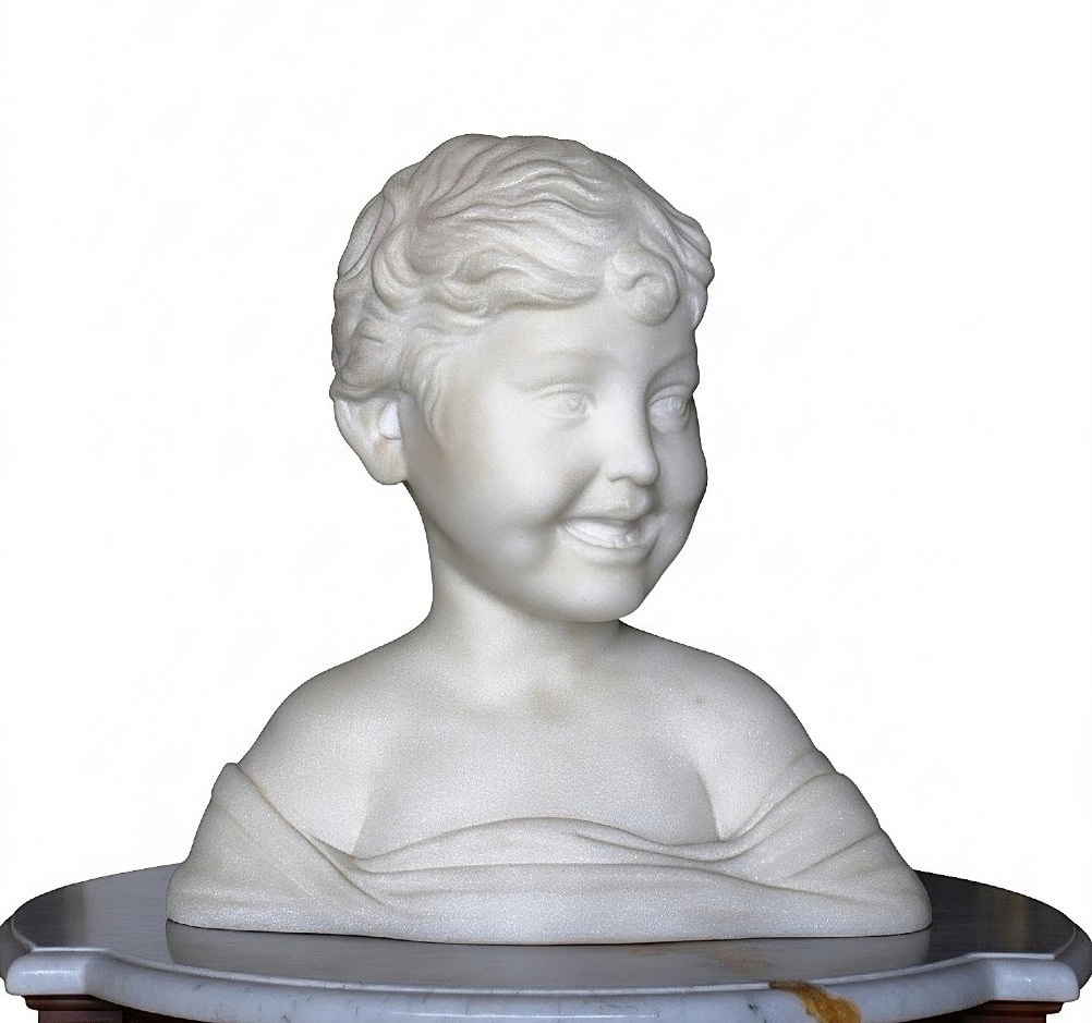 Busto raffigurante un Fanciullo Sorridente in Marmo Bianco Statuario di Carrara 