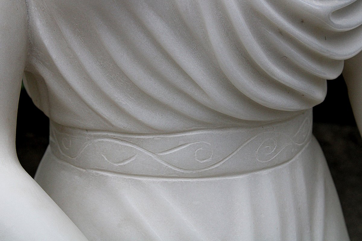 Statua raffigurante una giovane fanciulla in Marmo Bianco Carrara -photo-1
