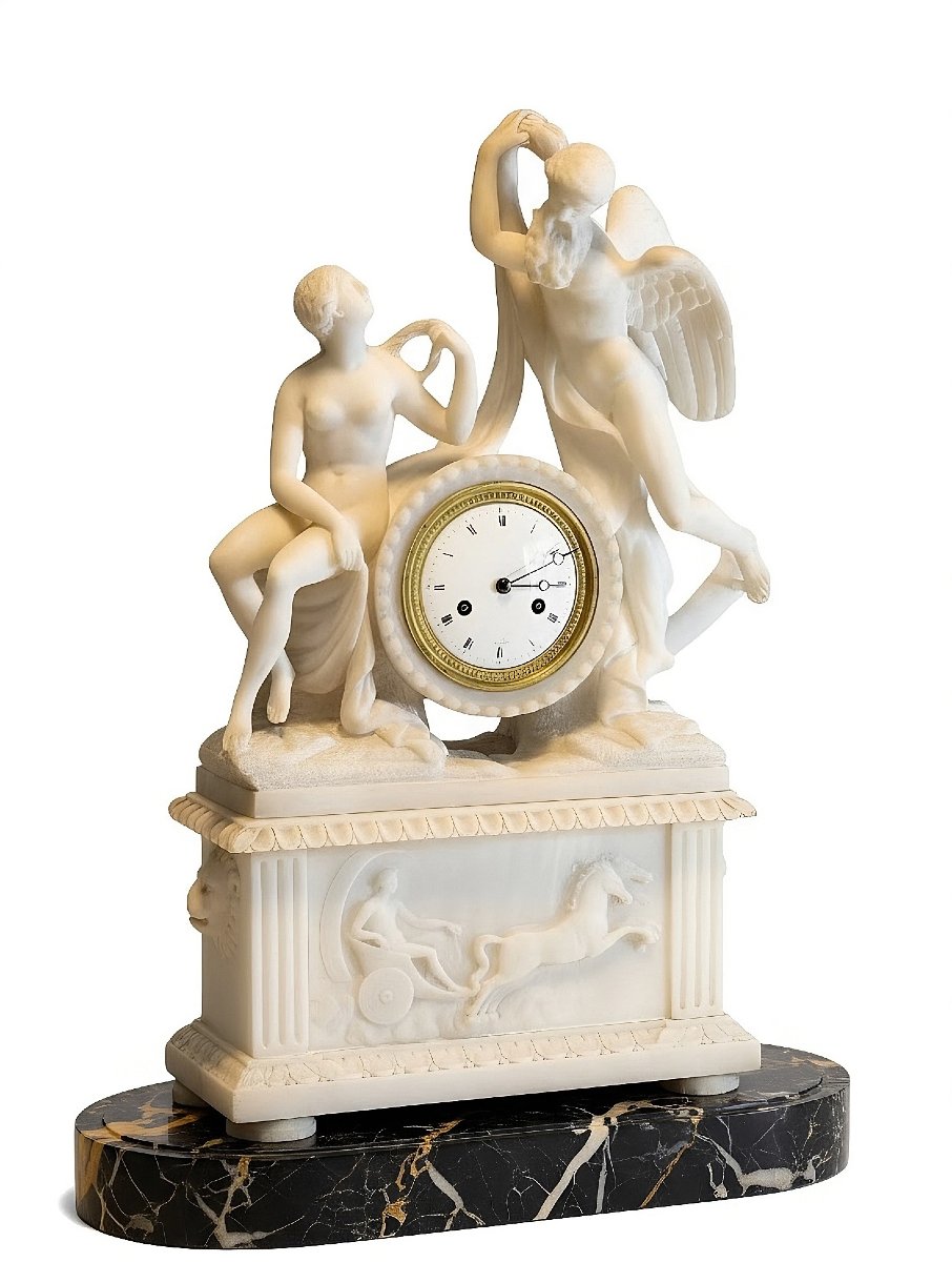 Orologio/Scultura con figure Mitologiche in Marmo Bianco Statuario di Carrara 