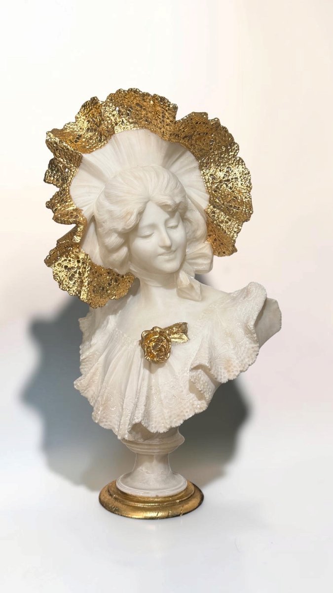 Busto raffigurante bellissima giovane donna sorridente con grande cappello Marmo e foglia Oro-photo-2