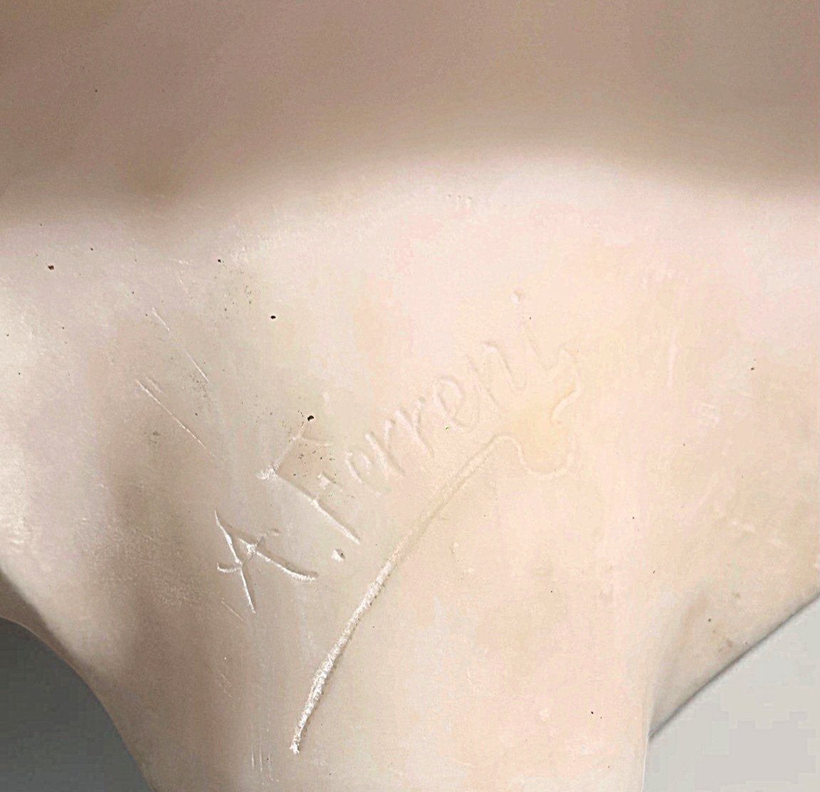 Busto raffigurante bellissima giovane donna sorridente con grande cappello Marmo e foglia Oro-photo-1