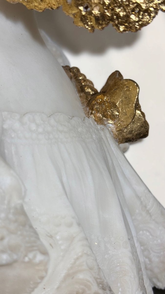 Busto raffigurante bellissima giovane donna sorridente con grande cappello Marmo e foglia Oro-photo-3