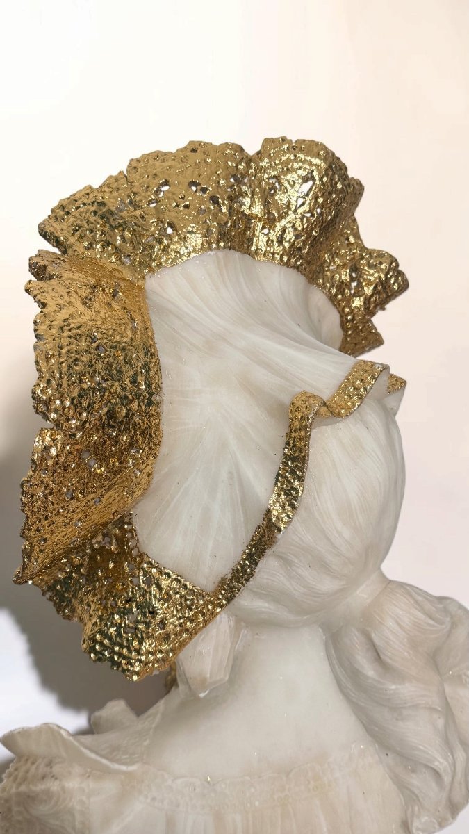 Busto raffigurante bellissima giovane donna sorridente con grande cappello Marmo e foglia Oro-photo-5