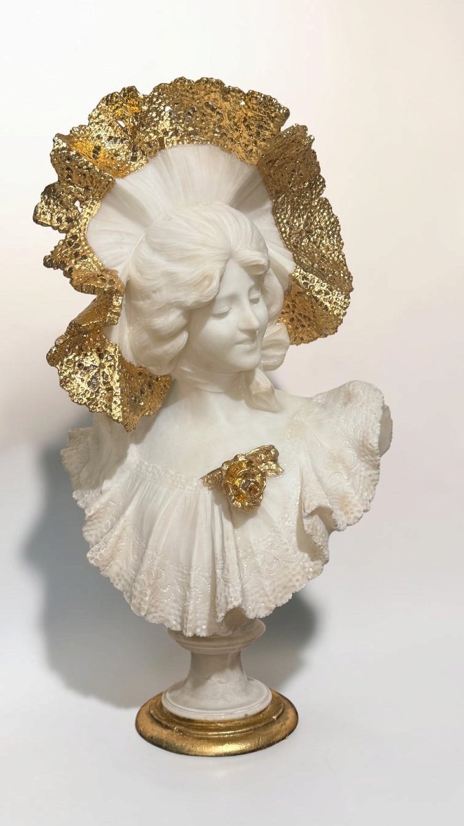 Busto raffigurante bellissima giovane donna sorridente con grande cappello Marmo e foglia Oro-photo-6