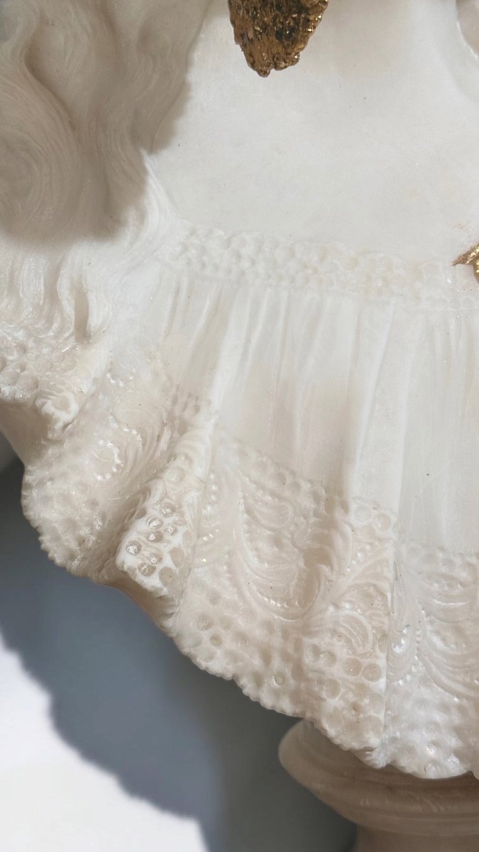 Busto raffigurante bellissima giovane donna sorridente con grande cappello Marmo e foglia Oro-photo-7