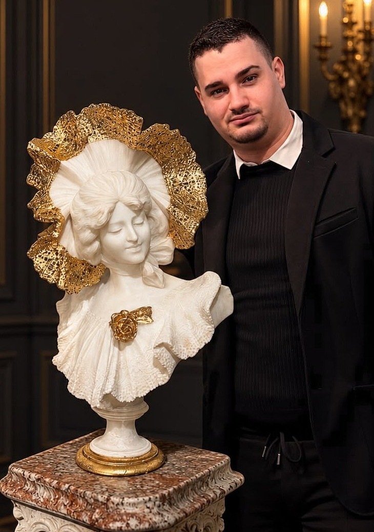 Busto raffigurante bellissima giovane donna sorridente con grande cappello Marmo e foglia Oro-photo-8