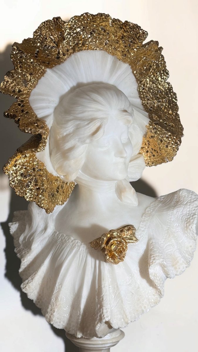 Busto raffigurante bellissima giovane donna sorridente con grande cappello Marmo e foglia Oro