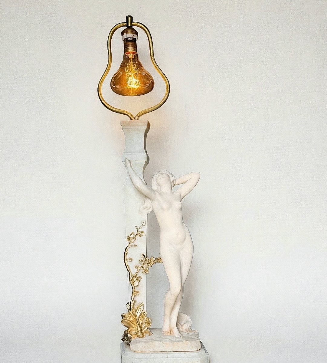 Statua raffigurante una giovane fanciulla nuda che poggia ad un lampione, Marmo e Oro-photo-3
