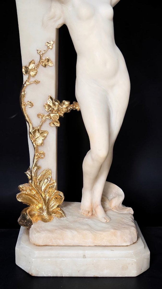 Statua raffigurante una giovane fanciulla nuda che poggia ad un lampione, Marmo e Oro-photo-2