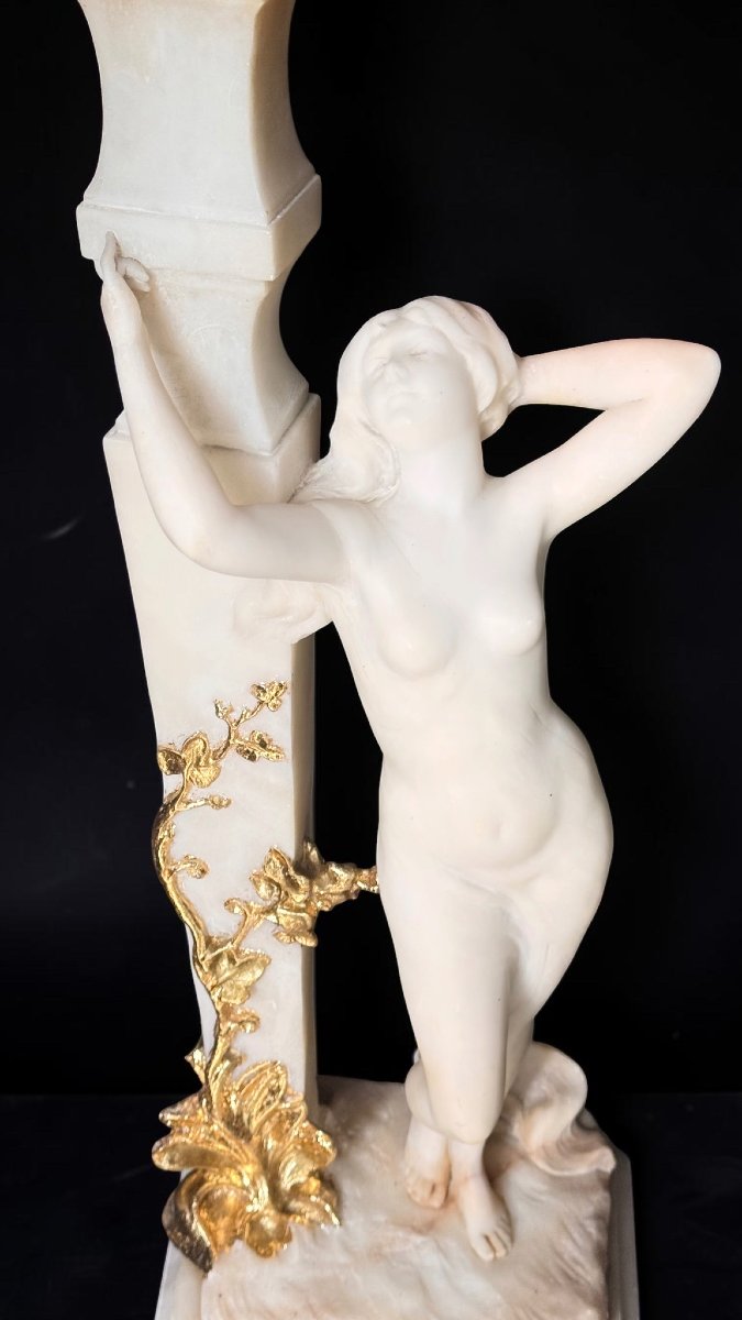 Statua raffigurante una giovane fanciulla nuda che poggia ad un lampione, Marmo e Oro-photo-3